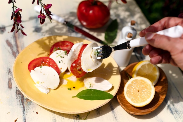 Burrata jak smakuje i czym różni się od klasycznej mozzarelli?