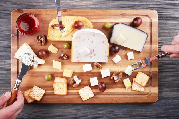 Co to jest deska serów i jak ją podać?