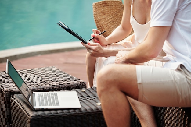 Ile kosztuje hotel nad morzem w sezonie?