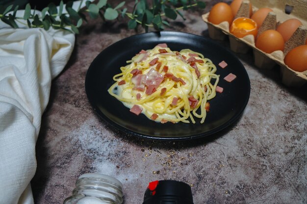 Jak zrobić carbonarę bez śmietany, by zachować jej kremowy smak?