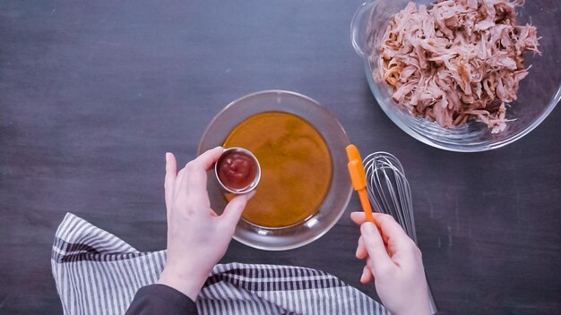 Jak zrobić sos boloński z mięsem mielonym żeby był aromatyczny?