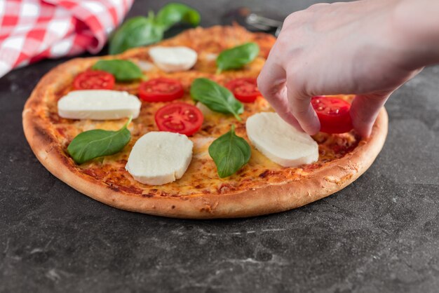 Jaki ser do pizzy włoskiej wybrać żeby poczuć prawdziwy smak Italii?