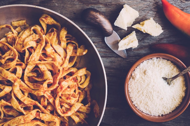 Makaron z boczkiem jak się nazywa i skąd pochodzi ten popularny przysmak?