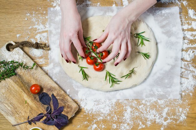 Pizza włoska jak zrobić w domowych warunkach?