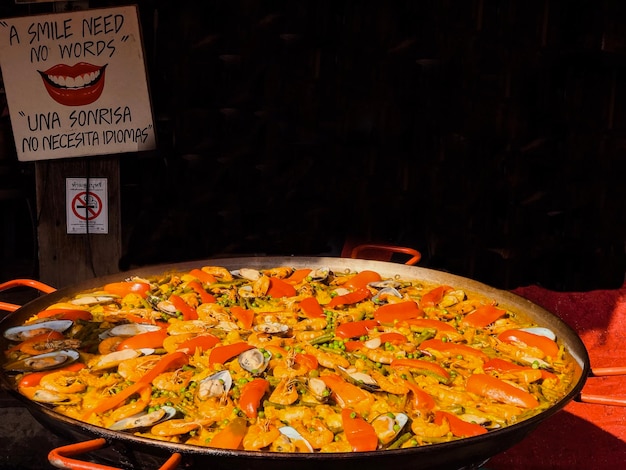 Co to jest paella i skąd pochodzi ten hiszpański przysmak?