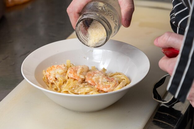 Jak zrobić prawdziwy sos carbonara bez kompromisów?