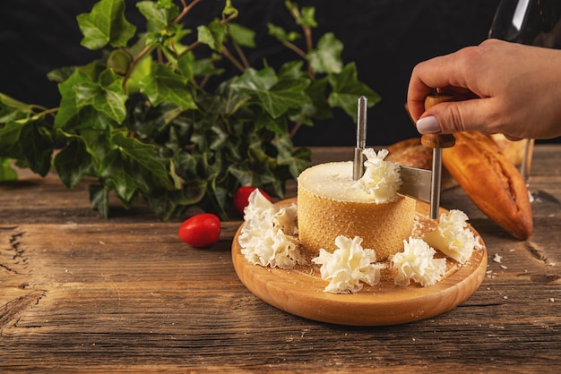 Parmezan ile dojrzewa i co wpływa na jego smak?