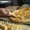 Czy cheddar nadaje się do pizzy?